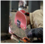 下图是一作业人员在进行电焊作业，关于该作业人员配备的劳动防护用品下列说法不正确的是（)。A.下图是一