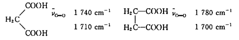在红外光谱中，为什么丙二酸和丁二酸的羰基都有两个吸收峰？