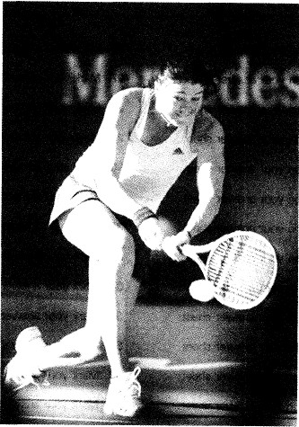 听力原文：（A) The woman is playing tennis. （B) The woma