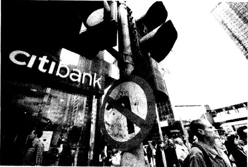 听力原文：（A) There is a bank on the intersection. （B) 
