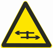 这个标志是何含义？ A. 平面交叉路口B. 环行平面交叉C. 注意交互式道路D. 注意分离式道路这个