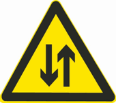 这个标志是何含义？ A. 减速让行B. 潮汐车道C. 分离式道路D. 双向交通这个标志是何含义？ A