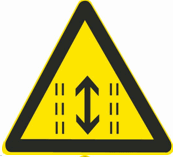 这个标志是何含义？ A. 注意双向行驶B. 靠两侧行驶C. 注意潮汐车道D. 可变车道这个标志是何含