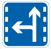 这个标志是何含义？ A. 直行和掉头合用车道B. 直行和左转合用车道C. 直行和右转车道D. 分向行