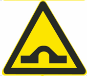 这个标志是何含义？ A. 驼峰桥B. 路面高突C. 路面低洼D. 不平路面这个标志是何含义？ A. 