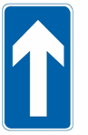 这个标志是何含义？ A. 靠右侧行驶B. 不允许直行C. 直行单行路D. 直行车让行这个标志是何含义