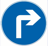 这个标志是何含义？ A. 向右转弯B. 单行路C. 只准直行D. 直行车道这个标志是何含义？ A. 