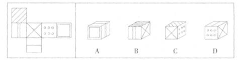 左边给定的是纸盒的外表面，下面哪…项不能由它折叠而成？ 