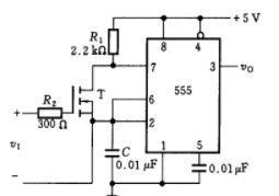 由555定时器及场效应管T组成的电路如下图所示，电路中T工作于可变电阻区，其导通电组为RDS。由55