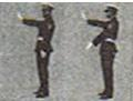 如图所示的交通警察指挥手势是示意车辆（)A.左小转弯B.右小转弯C.直行如图所示的交通警察指挥手势是
