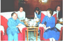 这是1982年9月邓小平在北京接见英国首相撒切尔夫人时的一张照片（右图）请你选择最恰当的语句为会谈中