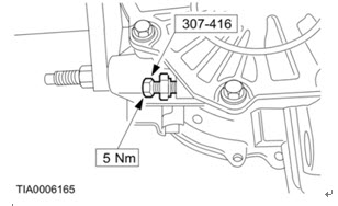 对于4F27E自动变速器，下列关于2/4档制动带螺栓的描述正确的是哪一项（）