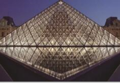 从构成的角度分析 ，卢浮宫玻璃金字塔（右图所示）是以（）结合的方式重新演绎了古埃及金字塔的造型