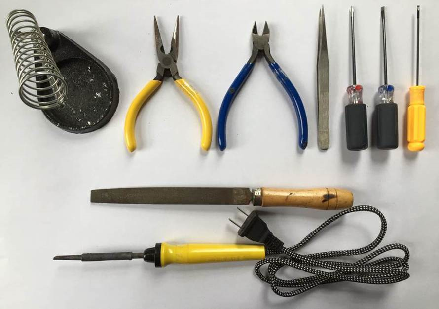 下图是手工焊接常用工具，按从上到下从左到右的顺序说法正确的是： 