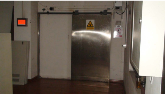 为辐照室的人员通道大门，能对辐照室外人员发挥警示作用的是()。