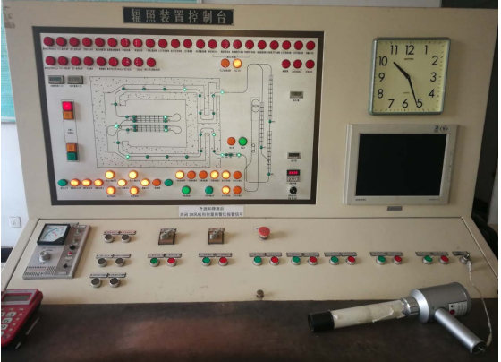 如图所示，γ辐照装置的控制台(控制系统)主要包括对放射源升降系统、产品输送系统、安全联锁系统、辐照室