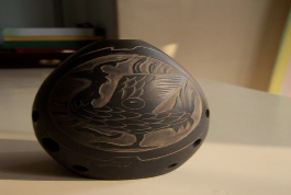 1973年，在青海大通县出土了一只带有舞蹈图像的（），证实中国已有5000余年的乐舞文化。