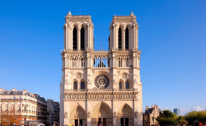 下列关于巴黎圣母院西立面的描述，不正确的是_____。