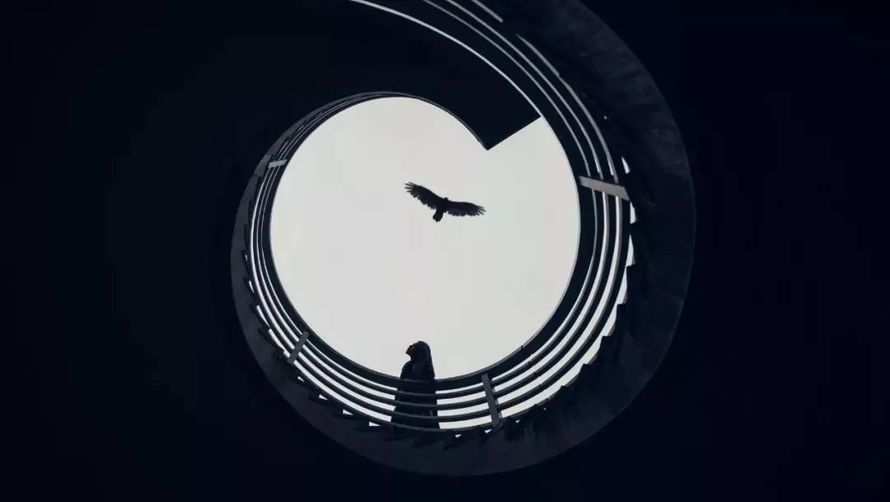 小明暗对比是素描中表现空间距离感的一种手段,对比强烈的,则感觉()