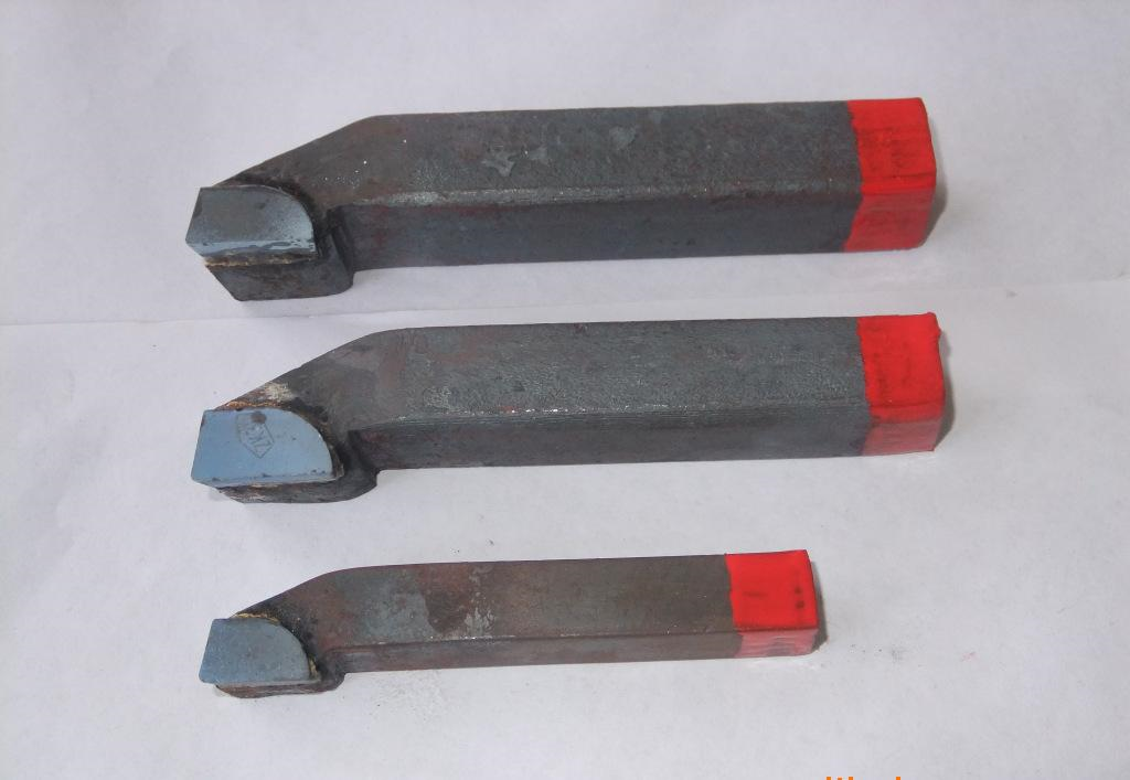 图示为焊接车刀，生产时先将优质碳素钢刀杆上预先铣出的一个与刀片形状相同的平坑，再将硬质合金刀片焊接在
