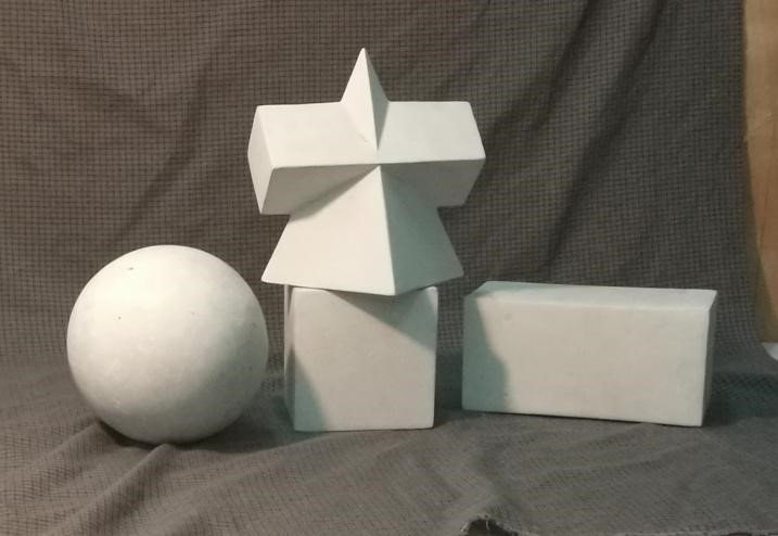 根据专业画室布置的三组几何形体,任选一组写生,完成一张素描写生作业
