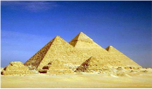 下图是古埃及著名的吉萨金字塔群图片。作为古埃及国王—法老的陵墓，金字塔承载着古埃及人民的智慧和历史，