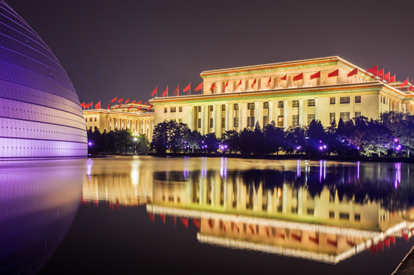 是新中国建筑中被称为复古主义潮流的典型建筑之一.