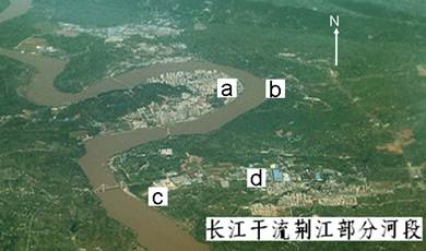 小题1:形成图中"九曲回肠"景象的地质作用主要是