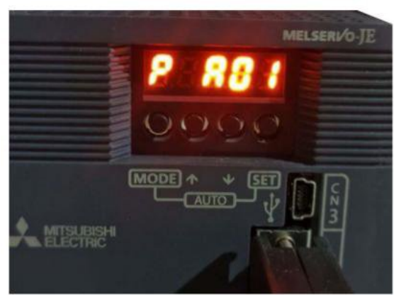 某工作站所用伺服驱动器(三菱MR-JE-40A)面板上LED显示的参数编号值为PA01，如下图所示。