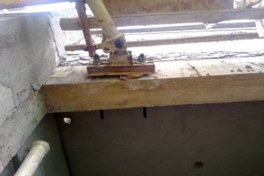 指出施工升降机附着支座与建筑结构之间连接存在的问题（）。