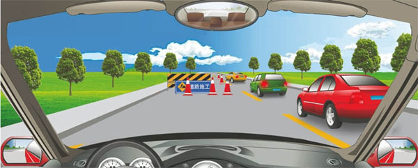 在车辆拥堵的路段，遇到图中所示车辆停车等待的情形，怎么做是正确的？（）