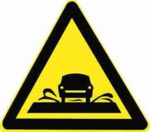 这个标志的含义是提醒车辆驾驶人前方是过水路面或漫水桥路段。（）