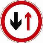 这个标志的含义是表示车辆会车时，对方车辆应停车让行。（）