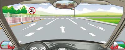 如图所示，驾驶机动车在这段道路上，在不影响左侧车辆通行的前提下可以变更到左侧车道掉头。（）