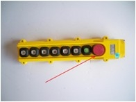 如图所示，该装置为起重机中常见的操控手柄，图中红色箭头所指的是红色按钮是（）。